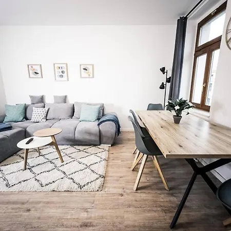 Apartment ⋙ Stilvolle Mit 2 Schlafzimmern & Balkon ⋘ *